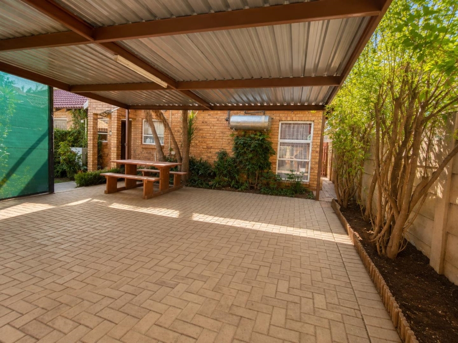 2 Bedroom Property for Sale in Langenhovenpark Free State
